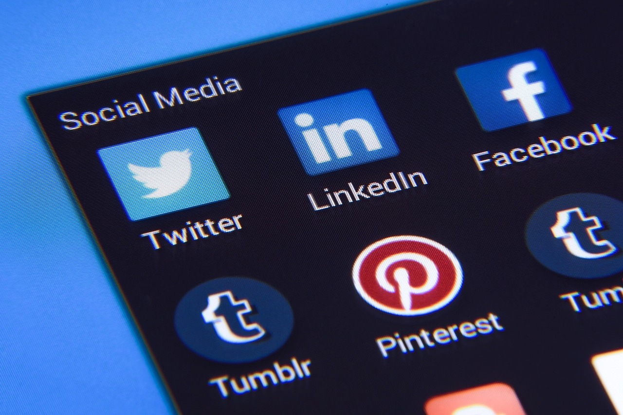Social media, facebook, twitter — Omegle Private Chat Rooms Improve Safety and Comfort for Online Chatters